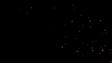 Gece gökyüzündeki büyük ateşten yanan kırmızı kıvılcımlar yükseliyor. Ateş, ışık ve yaşam temasının güzel soyut arkaplanı.