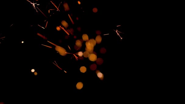 Brûlant Étincelles Chaudes Rouges Lèvent Grand Feu Dans Ciel Nocturne — Video