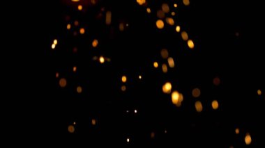 Gece gökyüzündeki büyük ateşten yanan kırmızı kıvılcımlar yükseliyor. Ateş, ışık ve yaşam temasının güzel soyut arkaplanı.