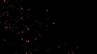 Gece gökyüzündeki büyük ateşten yanan kırmızı kıvılcımlar yükseliyor. Ateş, ışık ve yaşam temasının güzel soyut arkaplanı.