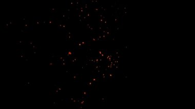 Gece gökyüzündeki büyük ateşten yanan kırmızı kıvılcımlar yükseliyor. Ateş, ışık ve yaşam temasının güzel soyut arkaplanı.