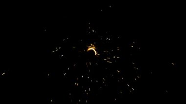 Gece gökyüzündeki büyük ateşten yanan kırmızı kıvılcımlar yükseliyor. Ateş, ışık ve yaşam temasının güzel soyut arkaplanı.