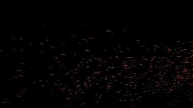 Gece gökyüzündeki büyük ateşten yanan kırmızı kıvılcımlar yükseliyor. Ateş, ışık ve yaşam temasının güzel soyut arkaplanı.