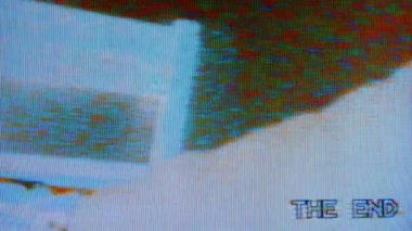 Vintage düğmesi açık, televizyonu kapat. Analog Statik Gürültü dokusu. Tek renkli, siyah-beyaz titreşimli ses. Ekran hasarı TV efektleri ve objeler. VHS. Kötü müdahale.