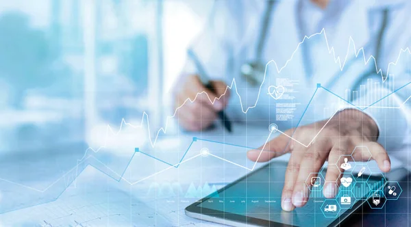 Sağlık sektörü grafik verileri ve büyümesi, tıbbi muayene ve doktor tablet ekranda tıbbi rapor ağı bağlantısını analiz ediyor.