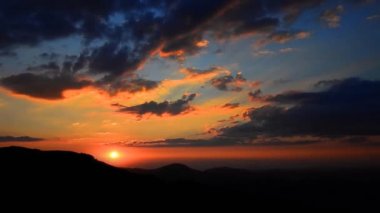 4K Zaman atlaması Majestic gün batımı ya da gün doğumu manzarası Doğanın inanılmaz ışığı gökyüzü bulutları