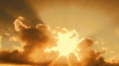 4K Zaman atlaması Majestic gün batımı ya da gün doğumu manzarası Doğanın inanılmaz ışığı gökyüzü bulutları