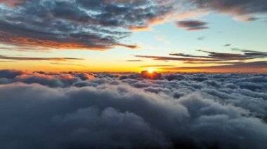 4K Zaman atlaması Majestic gün batımı ya da gün doğumu manzarası Doğanın inanılmaz ışığı gökyüzü bulutları