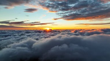 4K Zaman atlaması Majestic gün batımı ya da gün doğumu manzarası Doğanın inanılmaz ışığı gökyüzü bulutları