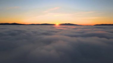 4K Zaman atlaması Majestic gün batımı ya da gün doğumu manzarası Doğanın inanılmaz ışığı gökyüzü bulutları