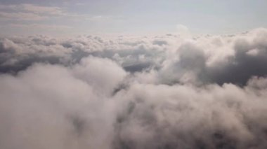 4K Zaman atlaması Majestic gün batımı ya da gün doğumu manzarası Doğanın inanılmaz ışığı gökyüzü bulutları