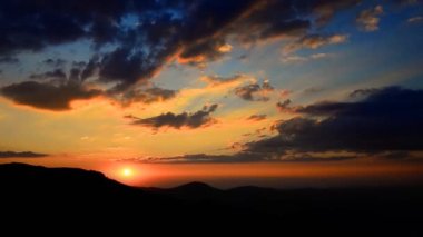 4K Zaman atlaması Majestic gün batımı ya da gün doğumu manzarası Doğanın inanılmaz ışığı gökyüzü bulutları