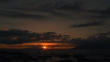 4K Zaman atlaması Majestic gün batımı ya da gün doğumu manzarası Doğanın inanılmaz ışığı gökyüzü bulutları