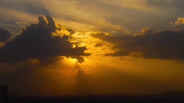 4K壮丽的落日或日出景观的时间差大自然的迷人光芒云彩天空 — 图库视频影像