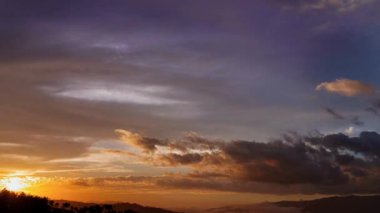 4K Zaman atlaması Majestic gün batımı ya da gün doğumu manzarası Doğanın inanılmaz ışığı gökyüzü bulutları