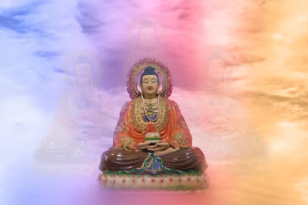 Meditierende Buddha Statue Chinesischen Stil Auf Imaginärem Bunten Himmelshintergrund — Stockfoto