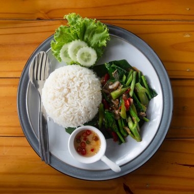 Kızarmış lahanayı pirinçle karıştır, Tayland usulü lezzetli bir yemek..