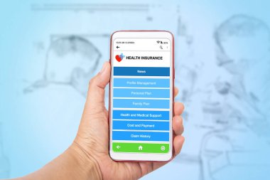 Birisi ekranda sağlık sigortası uygulamasını gösteren akıllı telefonu tutuyor..