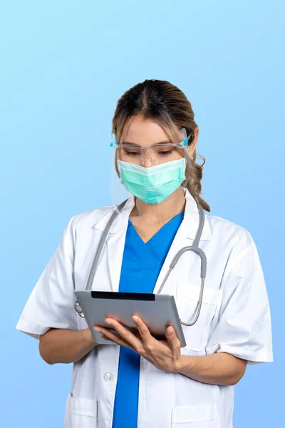 Foto Aislada Doctora Uniforme Con Máscara Protector Facial Trabajando Tableta — Foto de Stock