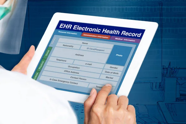 Digitális Tabletta Segítségével Elektronikus Egészségügyi Nyilvántartáson Dolgozó Női Orvos Válla — Stock Fotó
