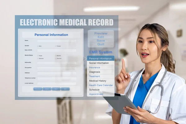 Žena Lékař Drží Digitální Tablet Zatímco Druhá Ruka Ukazují Obrazovku — Stock fotografie