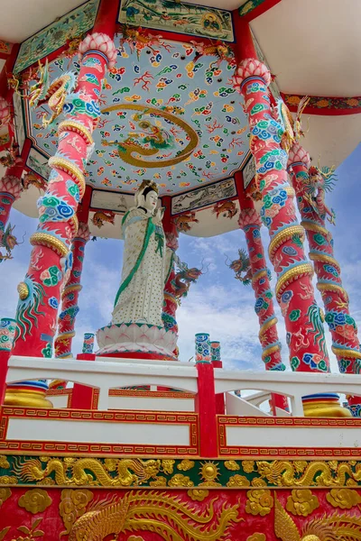 Göttin Der Barmherzigkeit Guan Yim Steht Pavillon Mit Schönen Chinesischen — Stockfoto