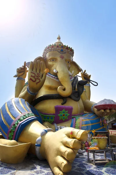 Schöne Ganesha Sitzt Bequem Freien Blauem Himmel Wird Von Hindus — Stockfoto