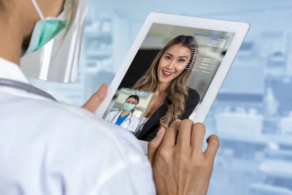 Médico Femenino Utiliza Tableta Digital Para Proporcionar Consultas Médicas Con — Foto de Stock