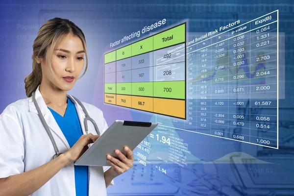 女性医師の写真は 背景の分析結果の表と医学研究データを分析するために彼女の手にデジタルタブレットを使用しています ロイヤリティフリーのストック写真