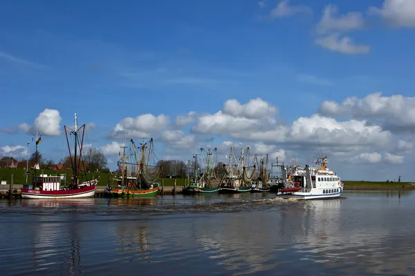 Ship leaving the harbour — Stock Photo, Image