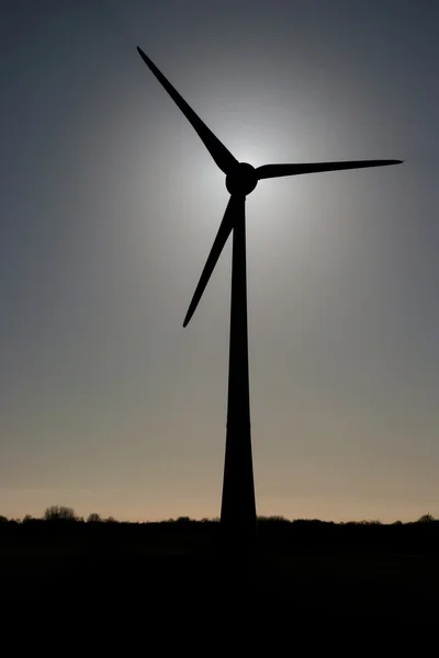 Molino de viento de generación de energía en retroiluminación — Foto de Stock