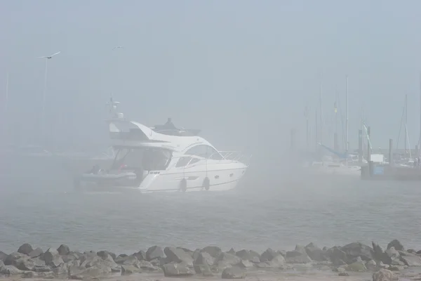 Yacht in the fog — Stock Photo, Image