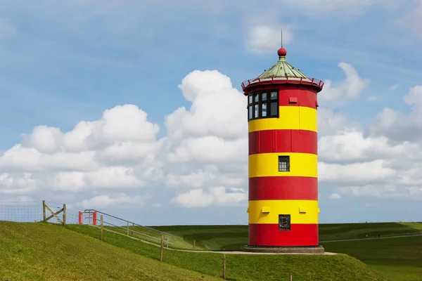 Historischer Leuchtturm an der Nordsee in Pilsum. — Stockfoto