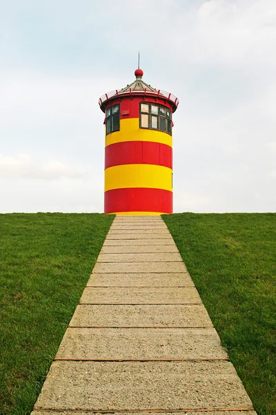 Historischer Leuchtturm an der Nordsee in Pilsum. — Stockfoto