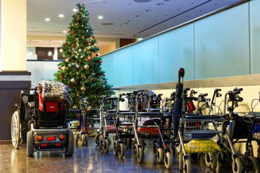 bir xmas ağacı için tekerlekli sandalye