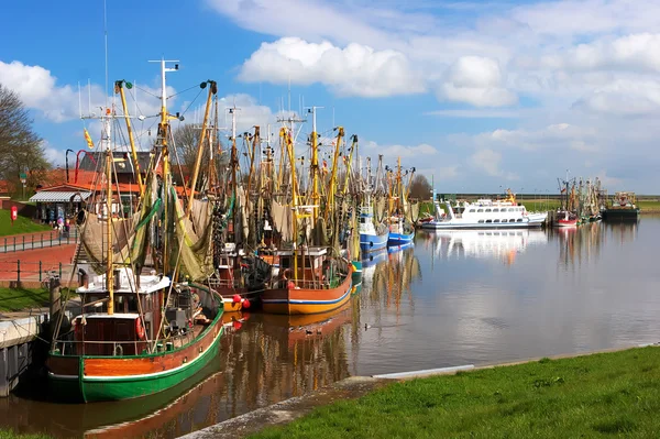 Krabbenboote und Schiff im Hafen Greetsiel - Norddeutschland — Stockfoto