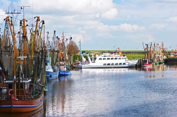 Barcos de cangrejo y barcos en el puerto de Greetsiel - norte de Alemania —  Fotos de Stock