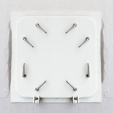 bir duvara güvenli metal geçit