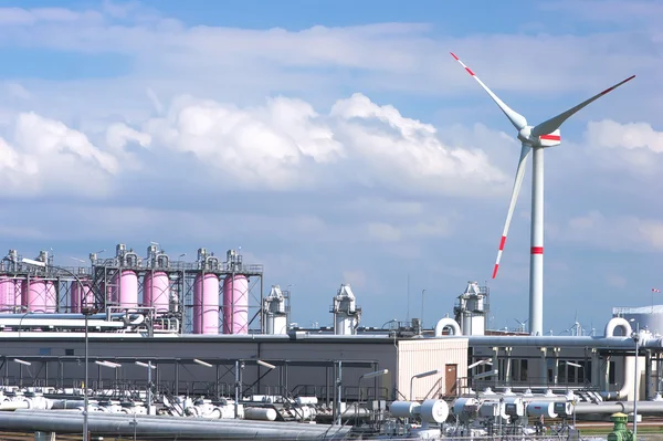 Gas opslag faciliteit en wind energie Rechtenvrije Stockfoto's