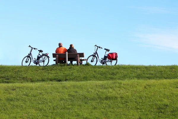 Para z rowerów wykonane odpoczynku na tamy — Zdjęcie stockowe