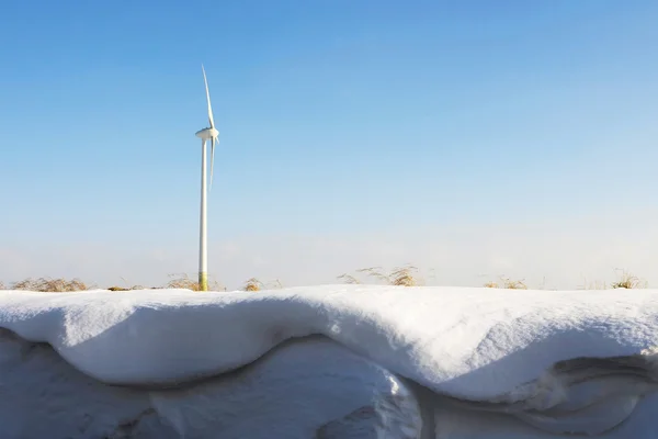 Windmolen met sneeuwlaag en gras Rechtenvrije Stockfoto's