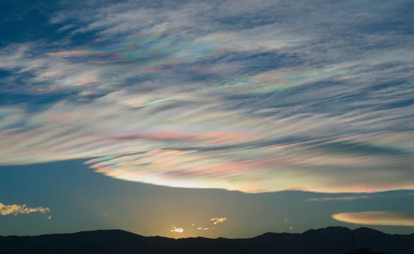 Cienkie Chmury Tworzące Tęczowe Wzory Rozproszonego Światła Słonecznego Zjawisko Optyczne — Zdjęcie stockowe