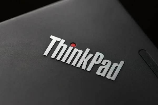 現代のラップトップコンピュータ上のLenovo Thinkpadブランドのロゴ 詳細を閉じる — ストック写真