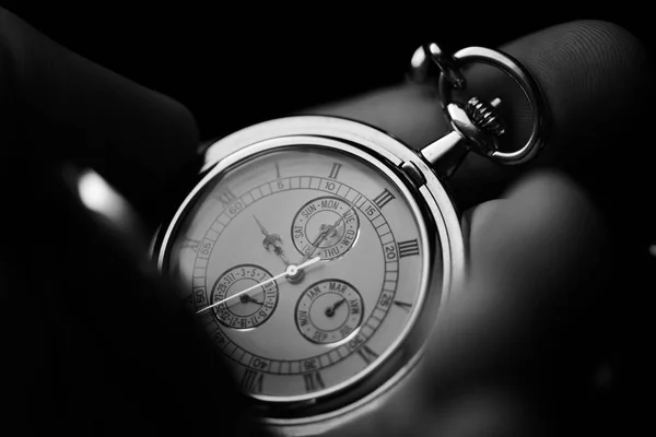 Mão Segurando Relógio Bolso Luxo Extremo Perto Preto Branco — Fotografia de Stock