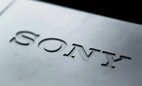 Логотип Бренда Sony Corporation Тиснутый Пластиковом Корпусе Аудиооборудования Стоковое Фото