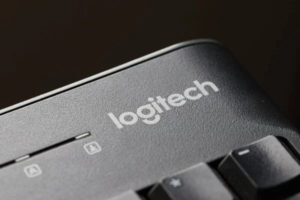 Logitech 회사의 브랜드 로고는 현대검은 키보드에 있습니다 매크로 자세히 스톡 이미지