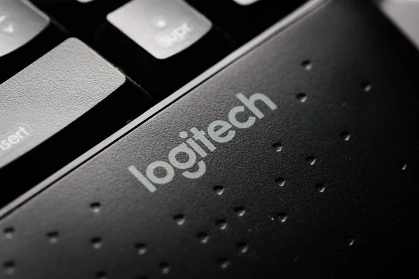 Logitech 회사의 브랜드 로고는 현대검은 키보드에 있습니다 매크로 자세히 로열티 프리 스톡 이미지