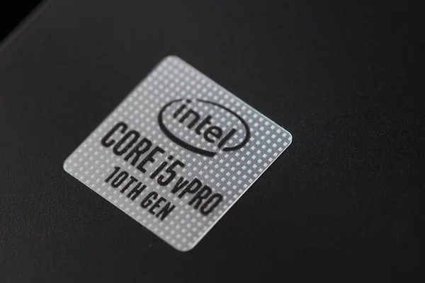 Core 10Genプロセッサを搭載したLenovo Thinkpadのステッカーにインテルコーポレーションのロゴ ストック写真