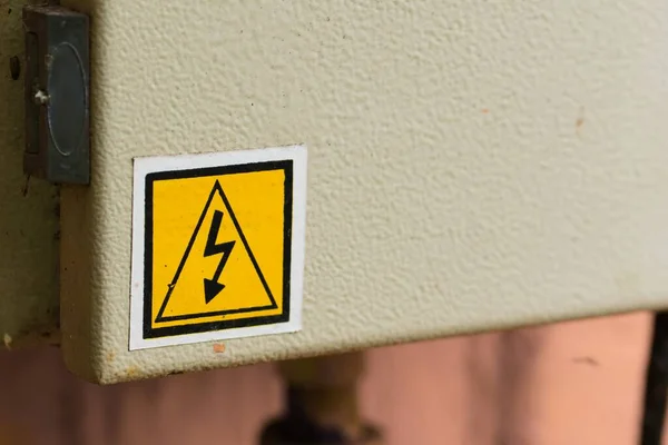 Výstražná Značka Elektrického Nebezpečí Kovové Krabici Koncept Průmyslové Bezpečnosti — Stock fotografie