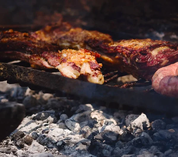 Carne Vermelha Assada Sobre Grelha Tradicional Asado Argentino Detalhe Perto — Fotografia de Stock